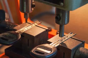 laser cutting & programming a transponder key for a customer